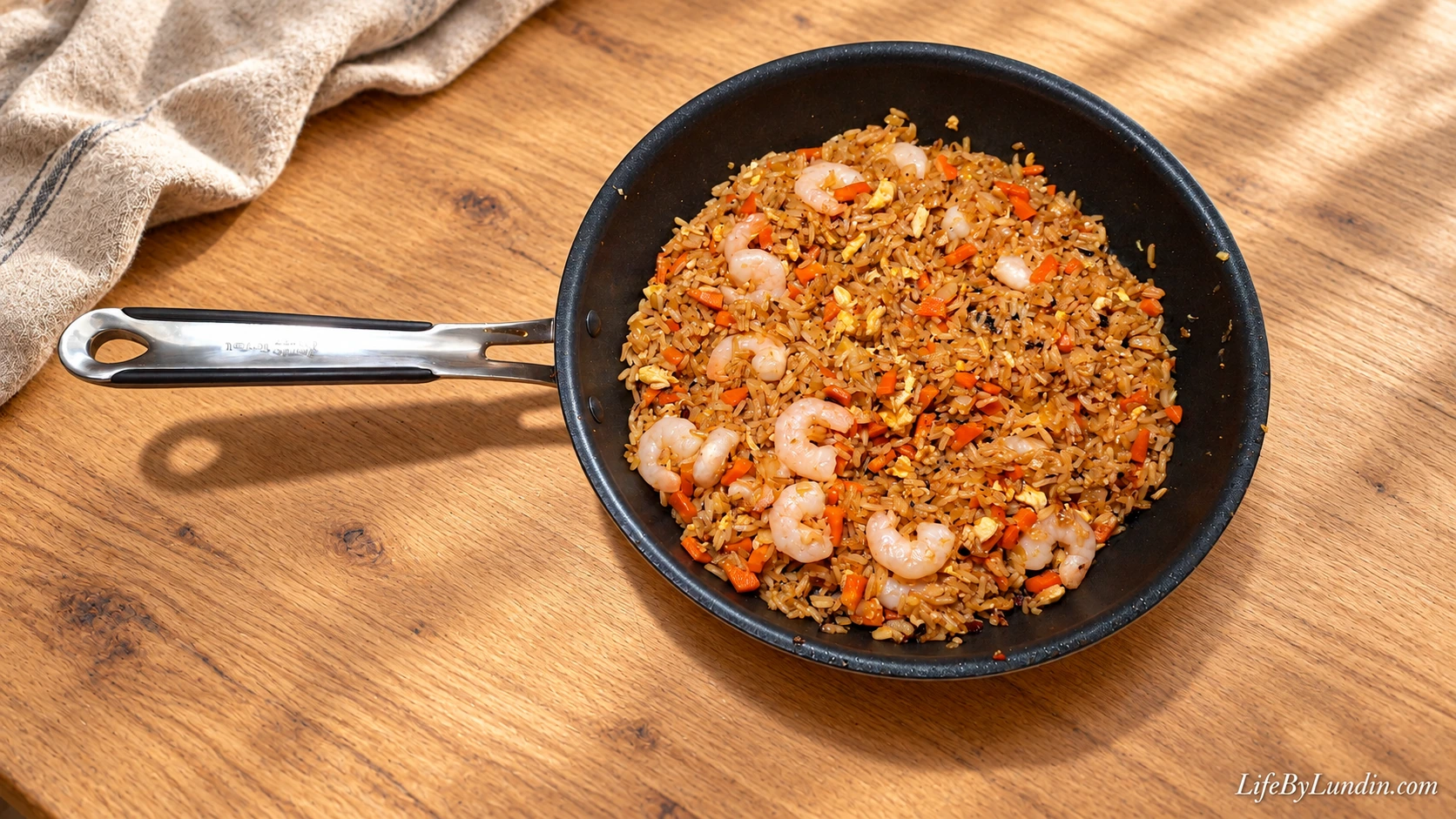 Chili- och vitlöksstekt ris med vannameiräkor